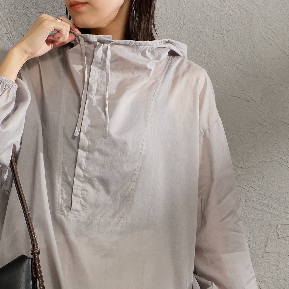 mizuiro ind [ミズイロインド] 別注 フード付き ワイドシルエット プルオーバーシャツ [50068-JF] GRAY &&モデル身長：160cm 着用サイズ：F&&