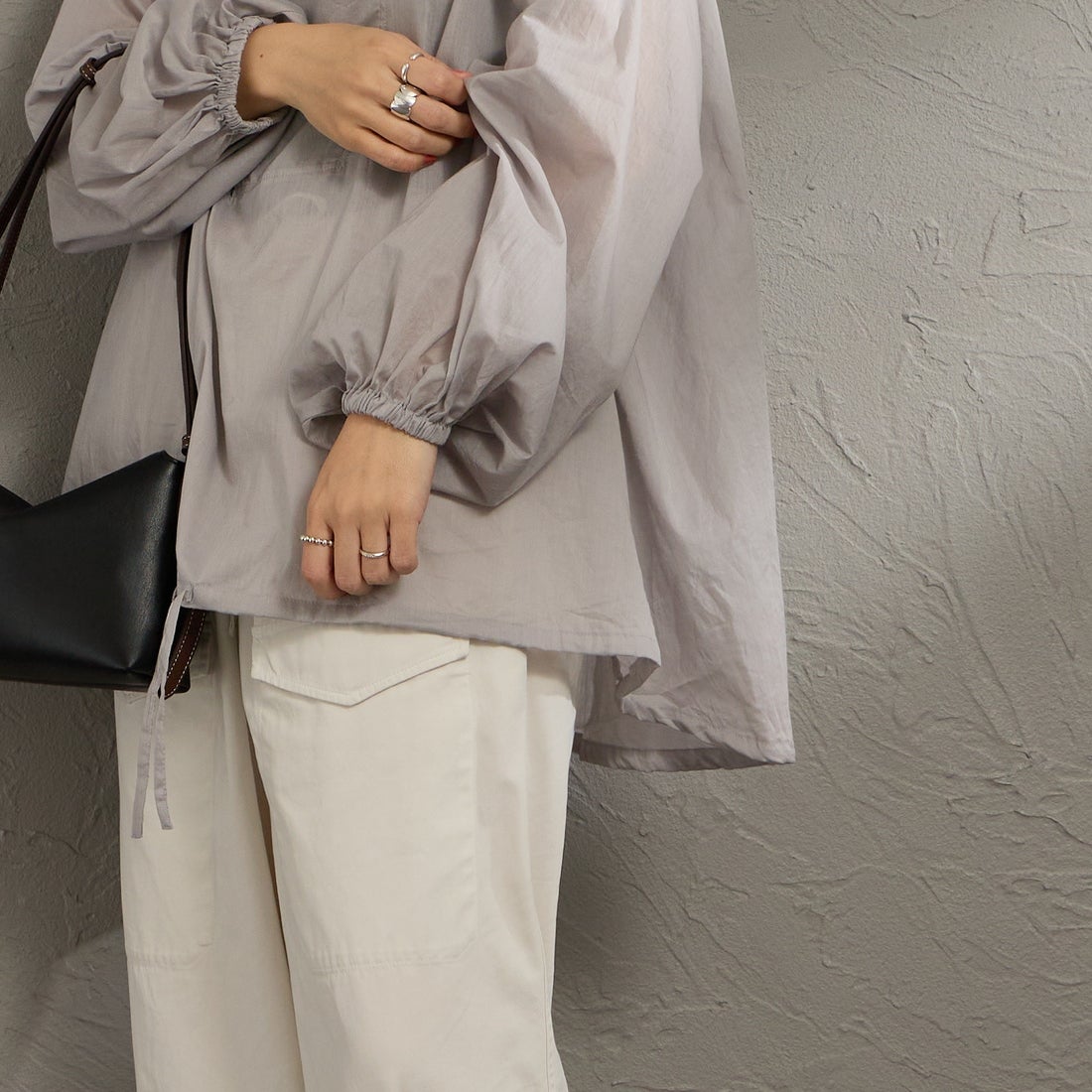 mizuiro ind [ミズイロインド] 別注 フード付き ワイドシルエット プルオーバーシャツ [50068-JF] GRAY &&モデル身長：160cm 着用サイズ：F&&