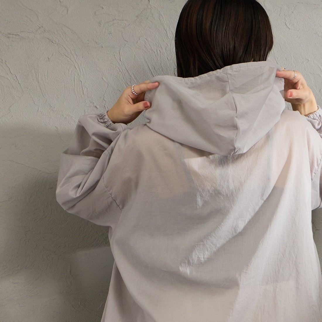 mizuiro ind [ミズイロインド] 別注 フード付き ワイドシルエット プルオーバーシャツ [50068-JF] GRAY &&モデル身長：160cm 着用サイズ：F&&