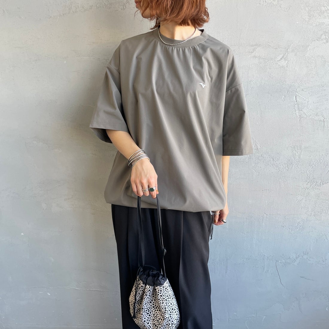 MIZUNO [ミズノ] 別注 4WAYストレッチ バックプリントTシャツ [D2JADW04-JF] CHARCOAL &&モデル身長：158cm 着用サイズ：S&&