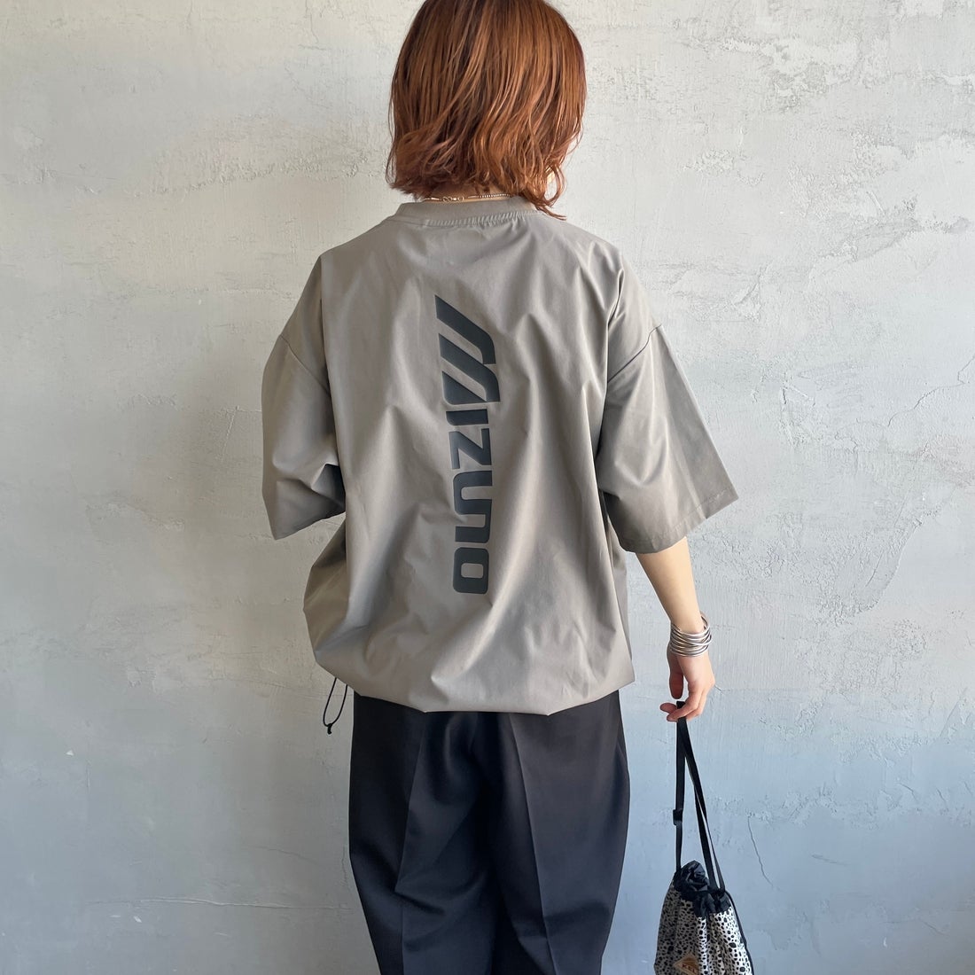 MIZUNO [ミズノ] 別注 4WAYストレッチ バックプリントTシャツ [D2JADW04-JF] CHARCOAL &&モデル身長：158cm 着用サイズ：S&&