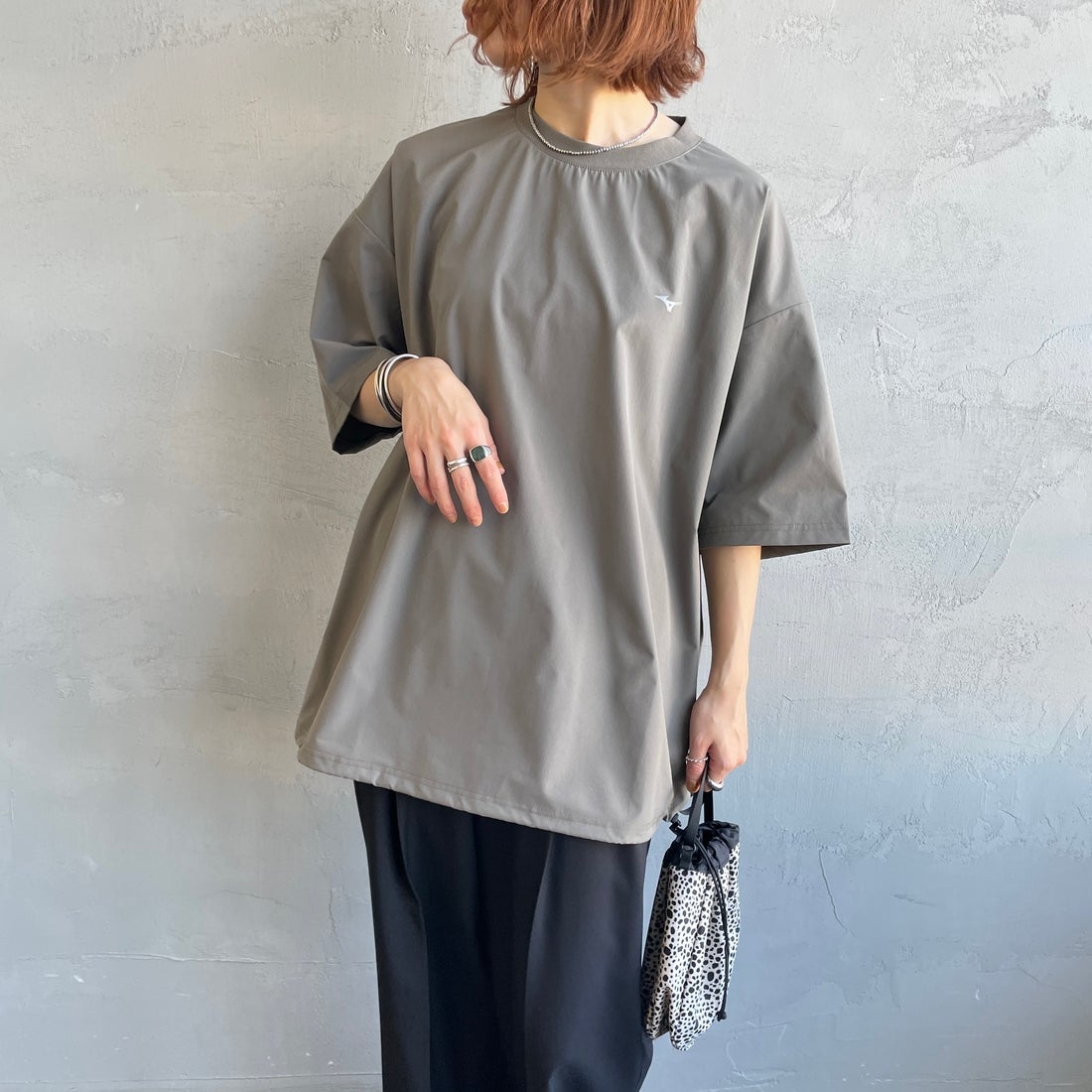 MIZUNO [ミズノ] 別注 4WAYストレッチ バックプリントTシャツ [D2JADW04-JF] CHARCOAL &&モデル身長：158cm 着用サイズ：S&&