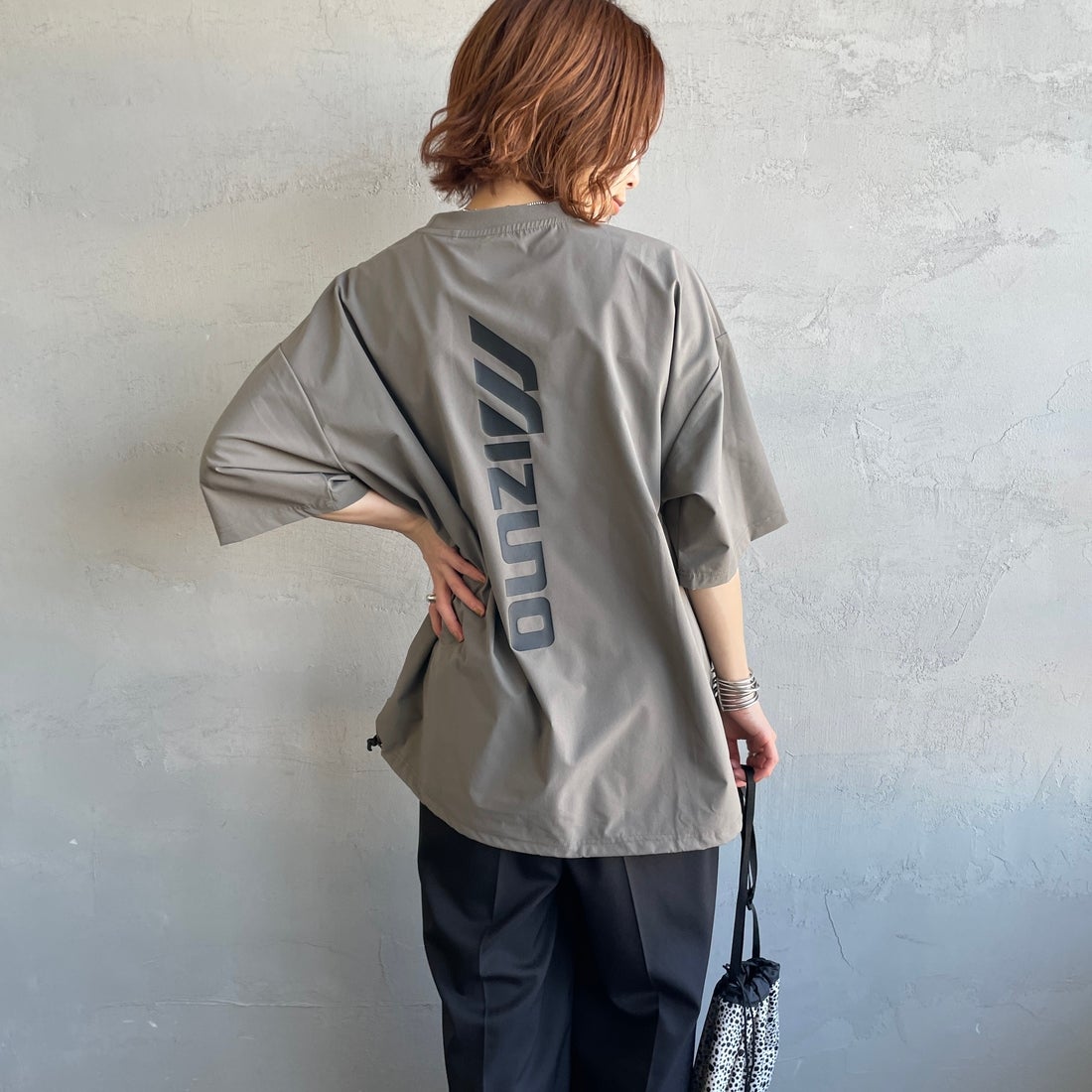 MIZUNO [ミズノ] 別注 4WAYストレッチ バックプリントTシャツ [D2JADW04-JF] CHARCOAL &&モデル身長：158cm 着用サイズ：S&&