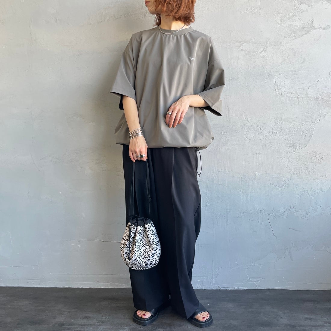 MIZUNO [ミズノ] 別注 4WAYストレッチ バックプリントTシャツ [D2JADW04-JF] CHARCOAL &&モデル身長：158cm 着用サイズ：S&&