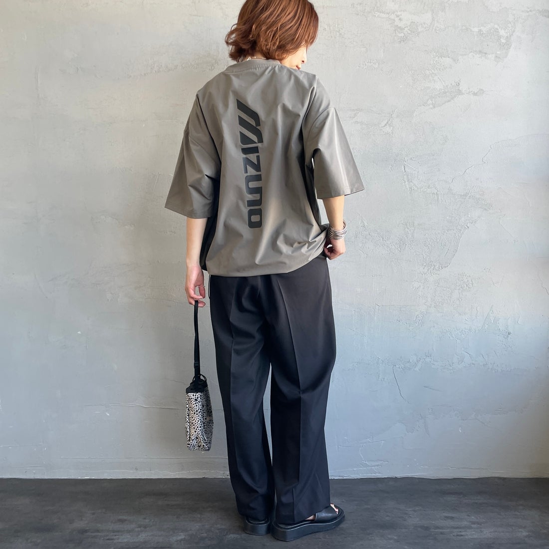 MIZUNO [ミズノ] 別注 4WAYストレッチ バックプリントTシャツ [D2JADW04-JF] CHARCOAL &&モデル身長：158cm 着用サイズ：S&&