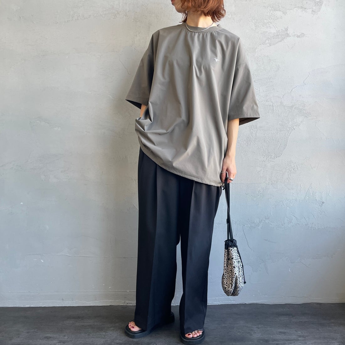 MIZUNO [ミズノ] 別注 4WAYストレッチ バックプリントTシャツ [D2JADW04-JF] CHARCOAL &&モデル身長：158cm 着用サイズ：S&&