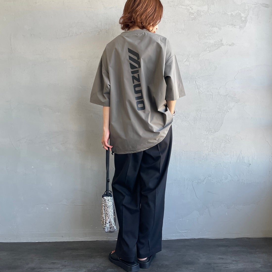 MIZUNO [ミズノ] 別注 4WAYストレッチ バックプリントTシャツ [D2JADW04-JF] CHARCOAL &&モデル身長：158cm 着用サイズ：S&&