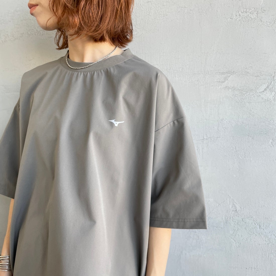 MIZUNO [ミズノ] 別注 4WAYストレッチ バックプリントTシャツ [D2JADW04-JF] CHARCOAL &&モデル身長：158cm 着用サイズ：S&&