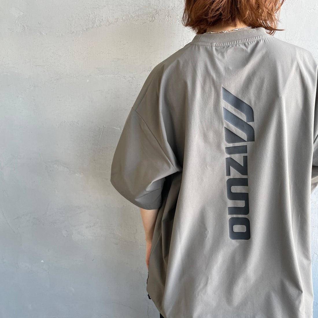 MIZUNO [ミズノ] 別注 4WAYストレッチ バックプリントTシャツ [D2JADW04-JF] CHARCOAL &&モデル身長：158cm 着用サイズ：S&&