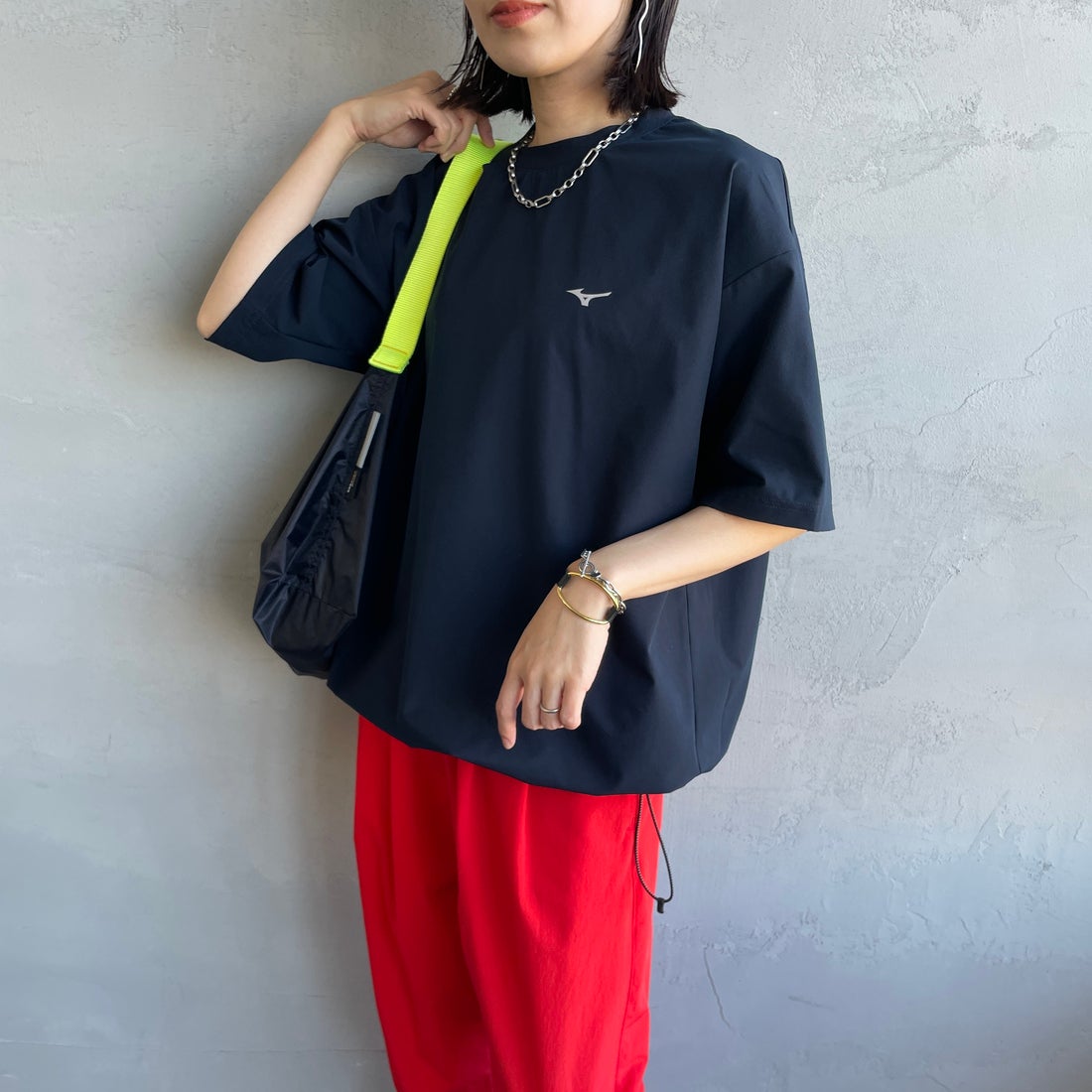 MIZUNO [ミズノ] 別注 4WAYストレッチ バックプリントTシャツ [D2JADW04-JF] NAVY &&モデル身長：160cm 着用サイズ：S&&