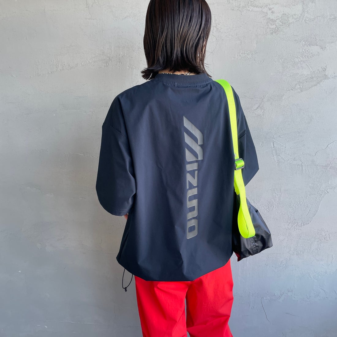 MIZUNO [ミズノ] 別注 4WAYストレッチ バックプリントTシャツ [D2JADW04-JF] NAVY &&モデル身長：160cm 着用サイズ：S&&