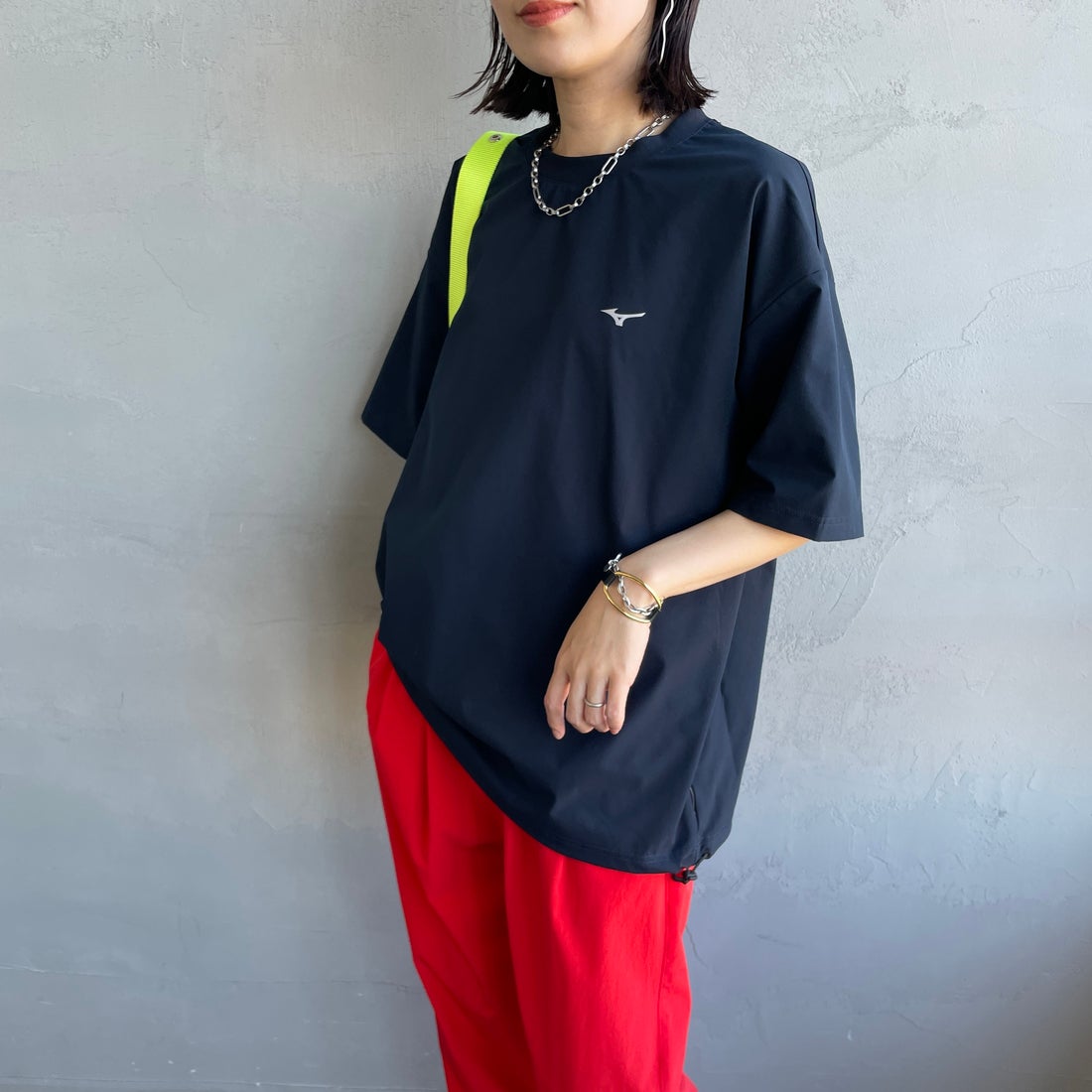 MIZUNO [ミズノ] 別注 4WAYストレッチ バックプリントTシャツ [D2JADW04-JF] NAVY &&モデル身長：160cm 着用サイズ：S&&
