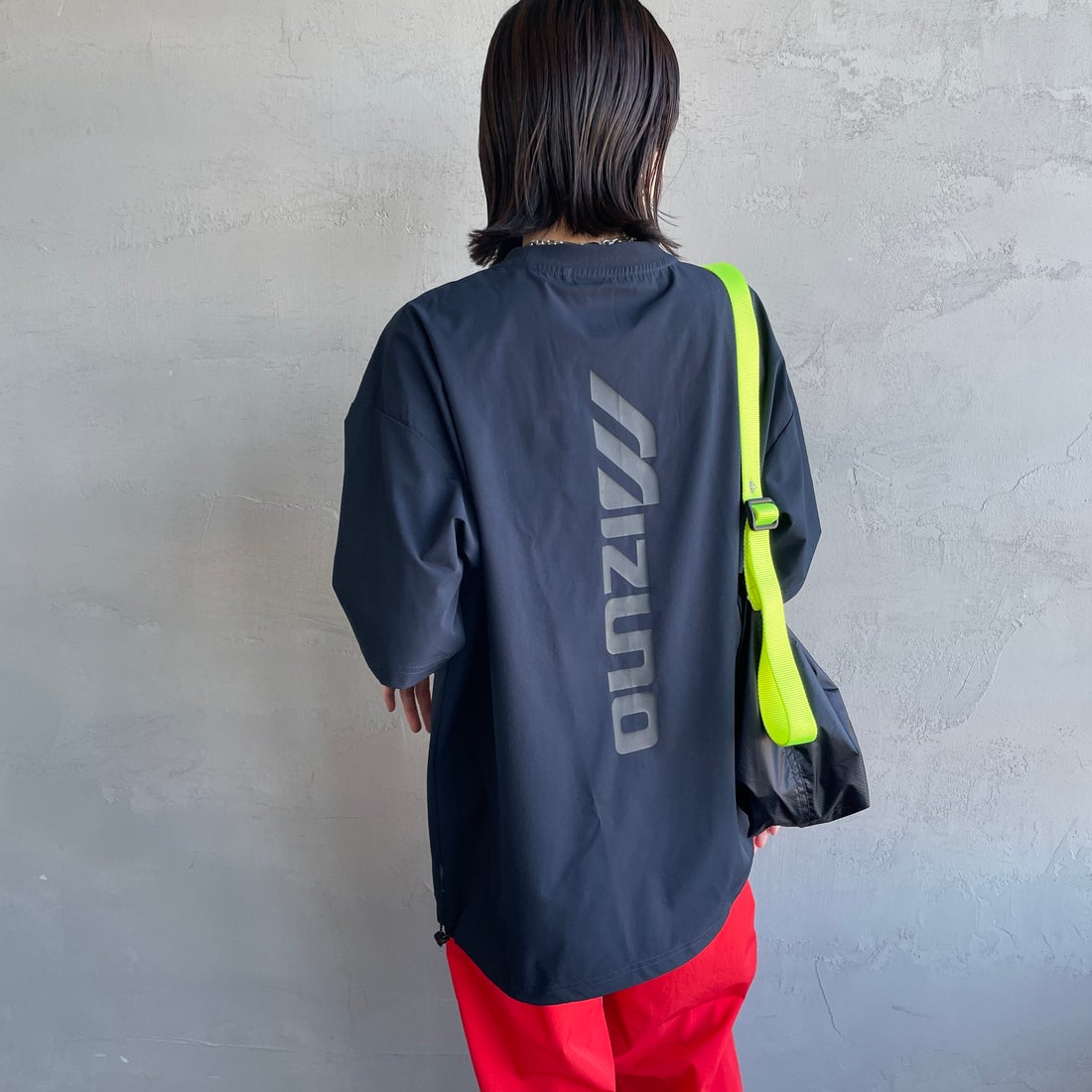 MIZUNO [ミズノ] 別注 4WAYストレッチ バックプリントTシャツ [D2JADW04-JF] NAVY &&モデル身長：160cm 着用サイズ：S&&