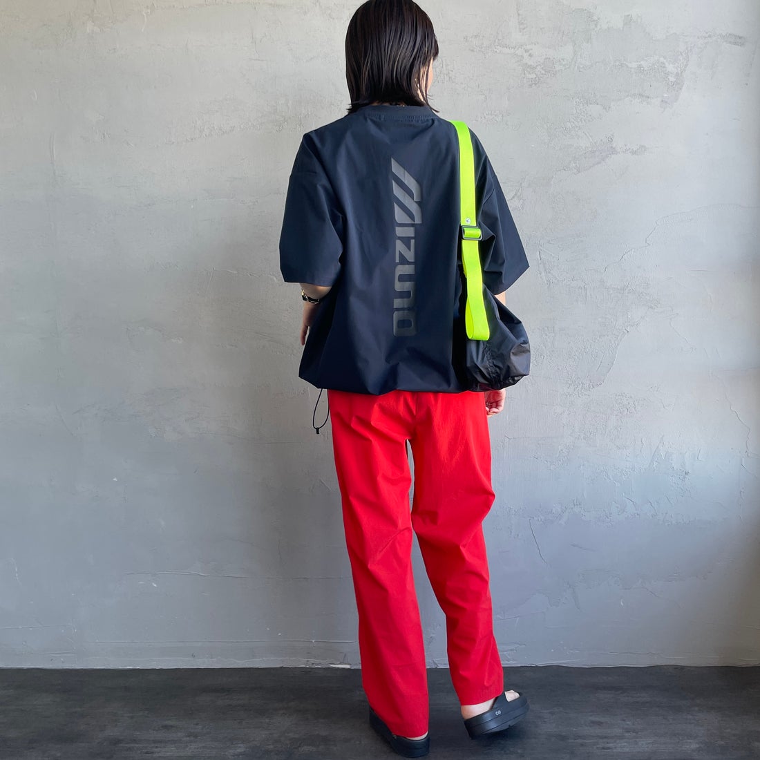 MIZUNO [ミズノ] 別注 4WAYストレッチ バックプリントTシャツ [D2JADW04-JF] NAVY &&モデル身長：160cm 着用サイズ：S&&