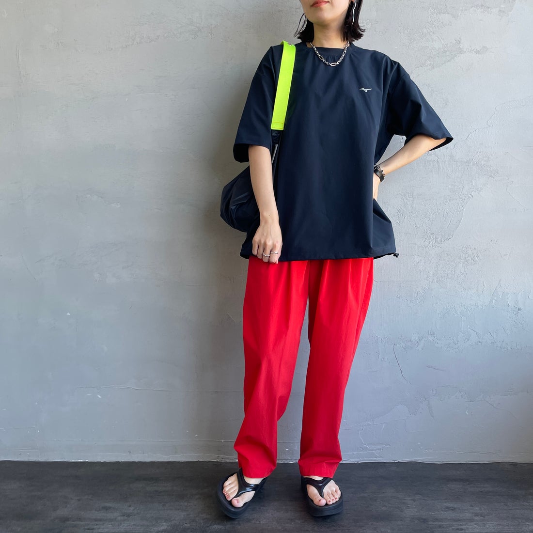 MIZUNO [ミズノ] 別注 4WAYストレッチ バックプリントTシャツ [D2JADW04-JF] NAVY &&モデル身長：160cm 着用サイズ：S&&