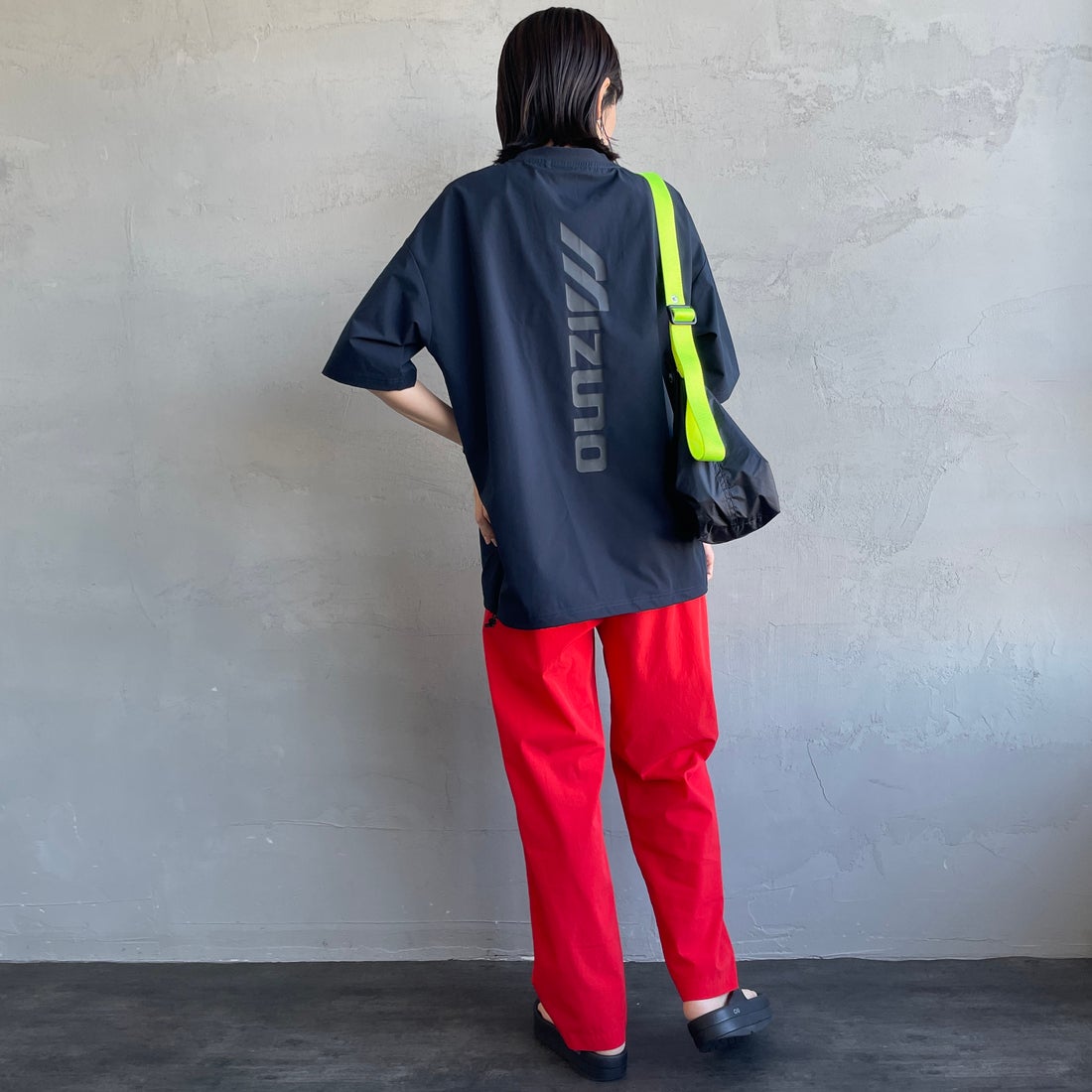 MIZUNO [ミズノ] 別注 4WAYストレッチ バックプリントTシャツ [D2JADW04-JF] NAVY &&モデル身長：160cm 着用サイズ：S&&