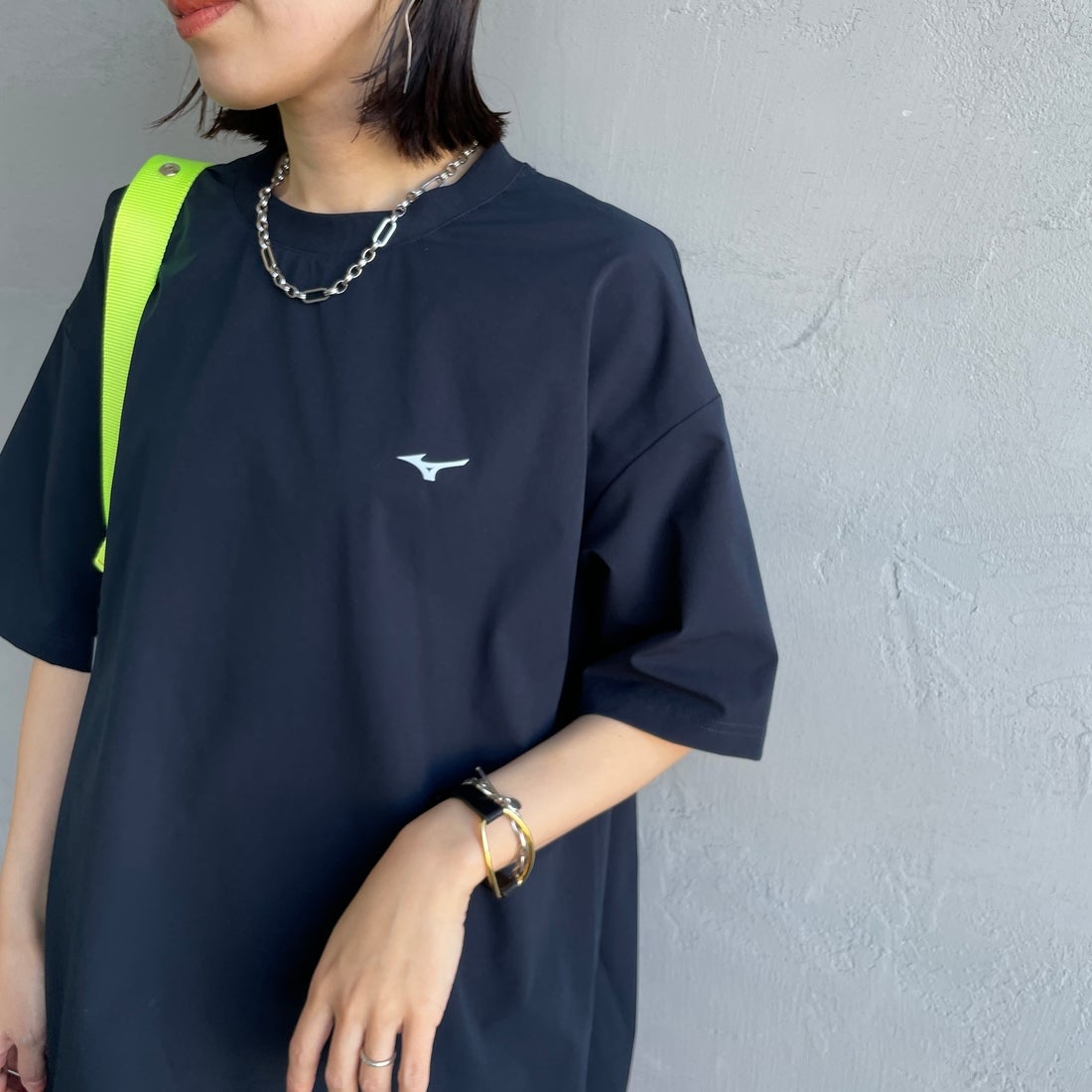 MIZUNO [ミズノ] 別注 4WAYストレッチ バックプリントTシャツ [D2JADW04-JF] NAVY &&モデル身長：160cm 着用サイズ：S&&