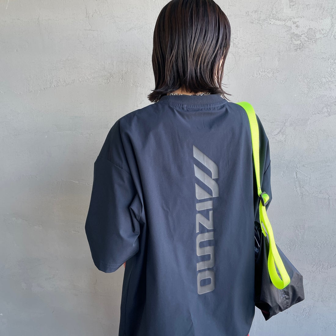 MIZUNO [ミズノ] 別注 4WAYストレッチ バックプリントTシャツ [D2JADW04-JF] NAVY &&モデル身長：160cm 着用サイズ：S&&