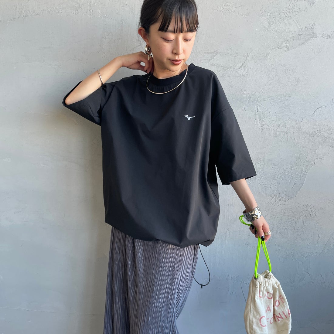 MIZUNO [ミズノ] 別注 4WAYストレッチ バックプリントTシャツ [D2JADW04-JF] BLACK &&モデル身長：150cm 着用サイズ：S&&