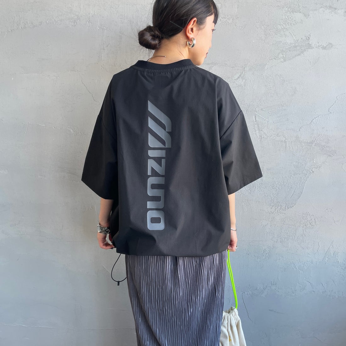 MIZUNO [ミズノ] 別注 4WAYストレッチ バックプリントTシャツ [D2JADW04-JF] BLACK &&モデル身長：150cm 着用サイズ：S&&