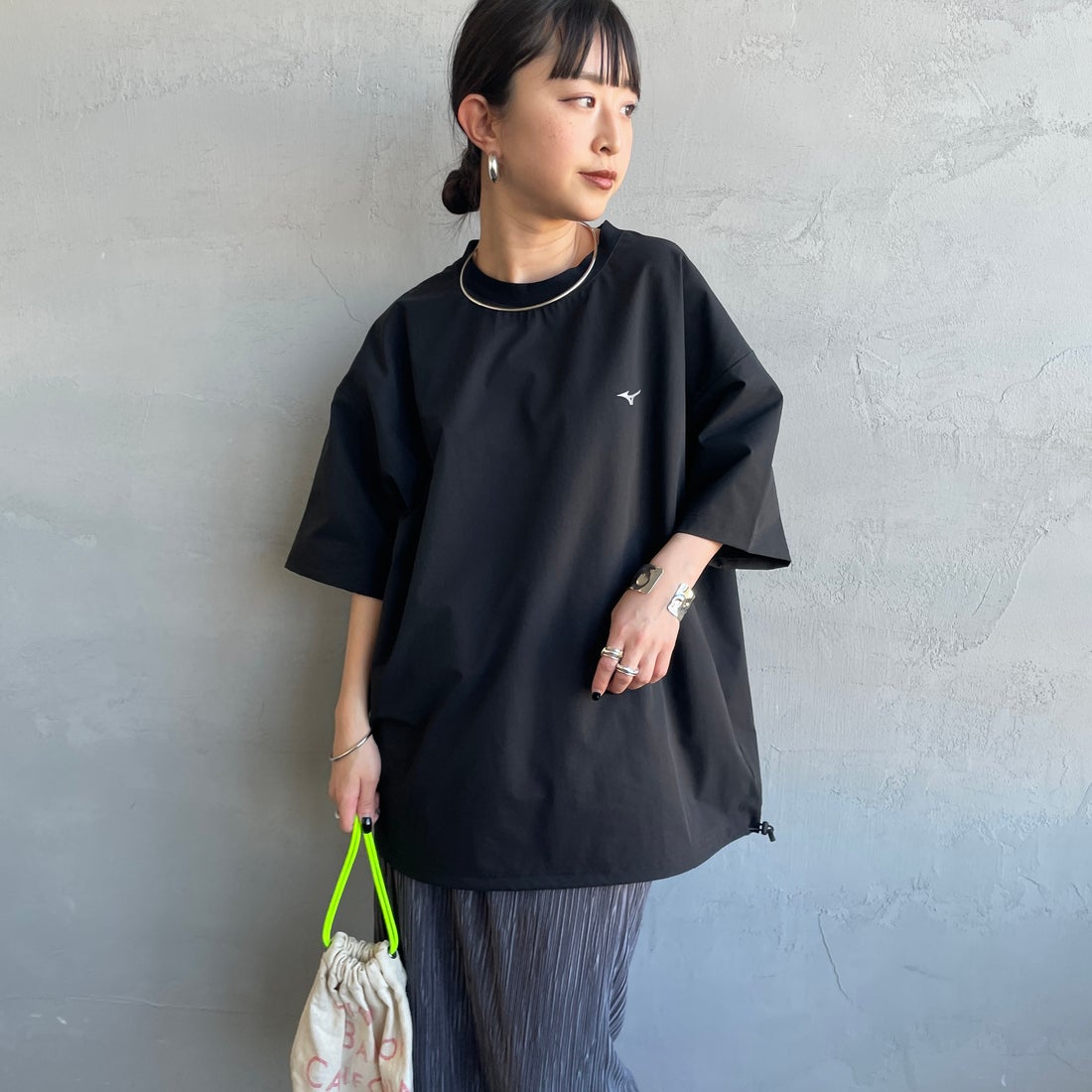 MIZUNO [ミズノ] 別注 4WAYストレッチ バックプリントTシャツ [D2JADW04-JF] BLACK &&モデル身長：150cm 着用サイズ：S&&