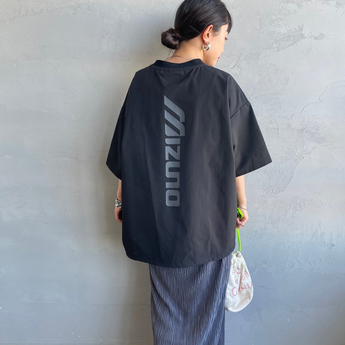 MIZUNO [ミズノ] 別注 4WAYストレッチ バックプリントTシャツ [D2JADW04-JF] BLACK &&モデル身長：150cm 着用サイズ：S&&