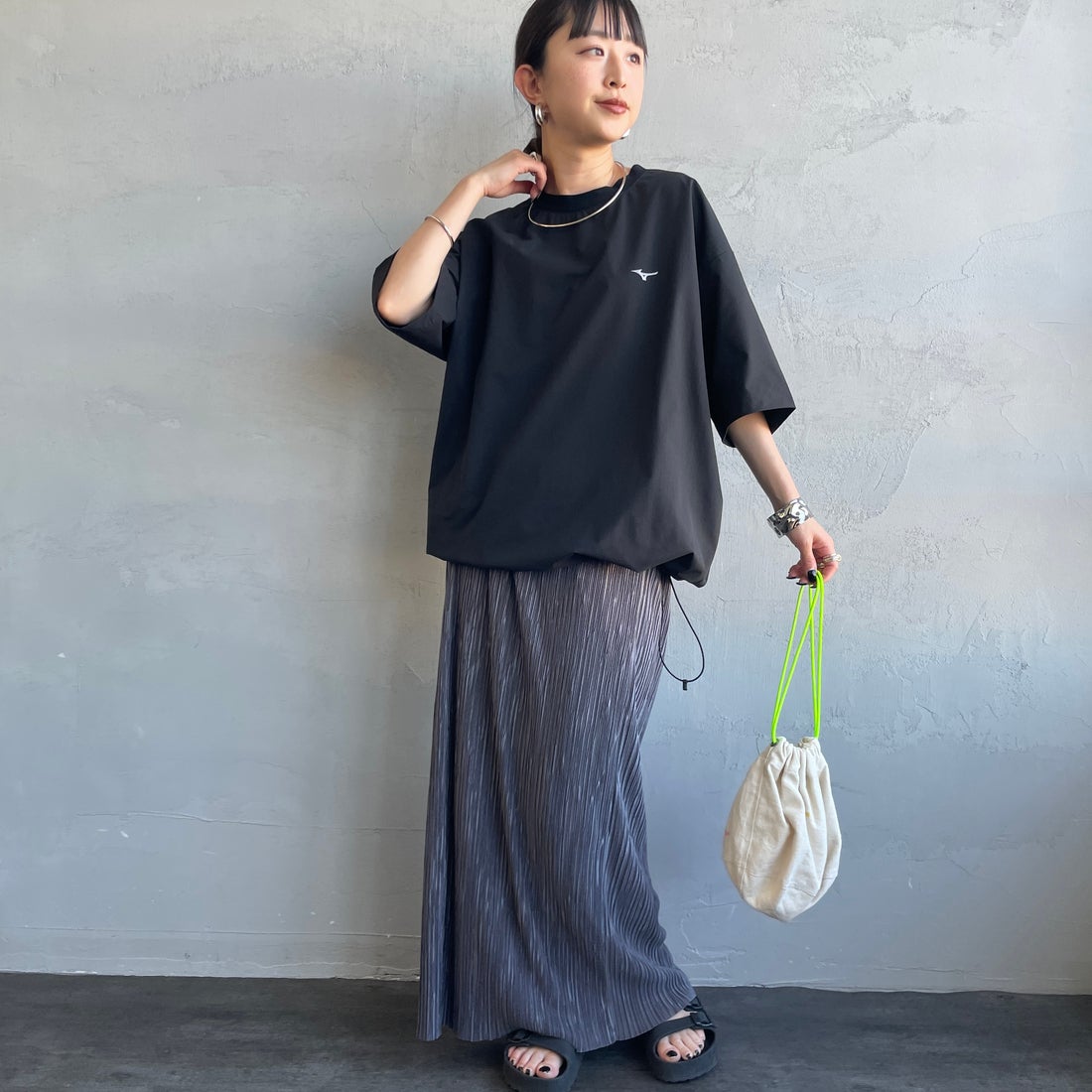 MIZUNO [ミズノ] 別注 4WAYストレッチ バックプリントTシャツ [D2JADW04-JF] BLACK &&モデル身長：150cm 着用サイズ：S&&