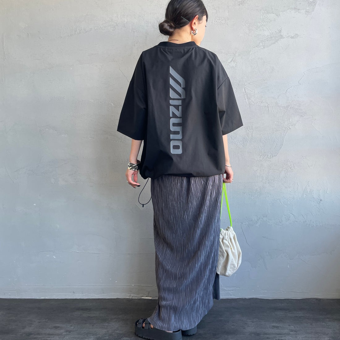MIZUNO [ミズノ] 別注 4WAYストレッチ バックプリントTシャツ [D2JADW04-JF] BLACK &&モデル身長：150cm 着用サイズ：S&&