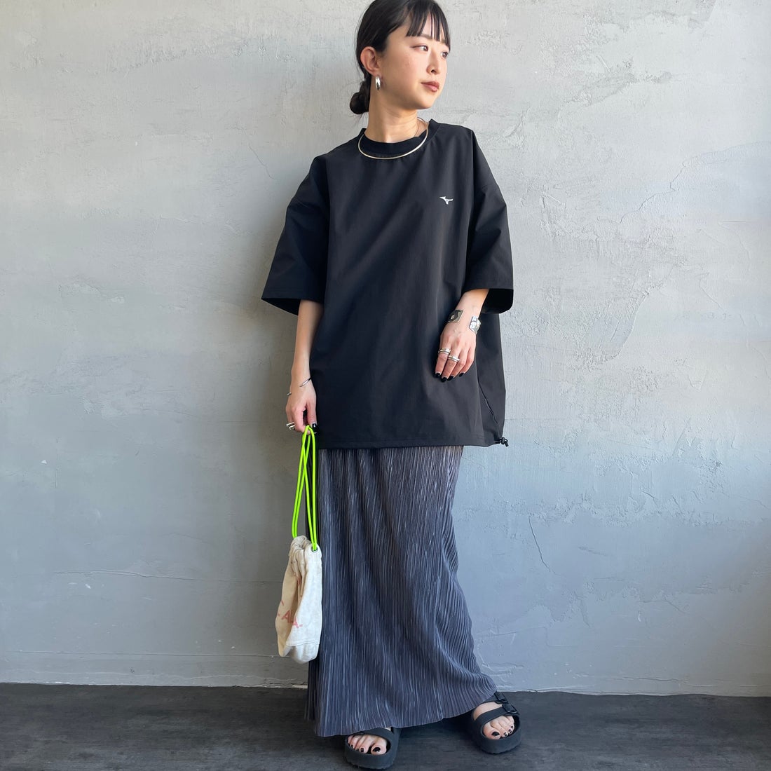 MIZUNO [ミズノ] 別注 4WAYストレッチ バックプリントTシャツ [D2JADW04-JF] BLACK &&モデル身長：150cm 着用サイズ：S&&