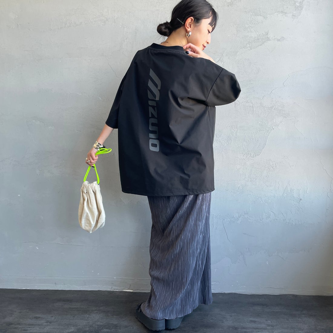 MIZUNO [ミズノ] 別注 4WAYストレッチ バックプリントTシャツ [D2JADW04-JF] BLACK &&モデル身長：150cm 着用サイズ：S&&