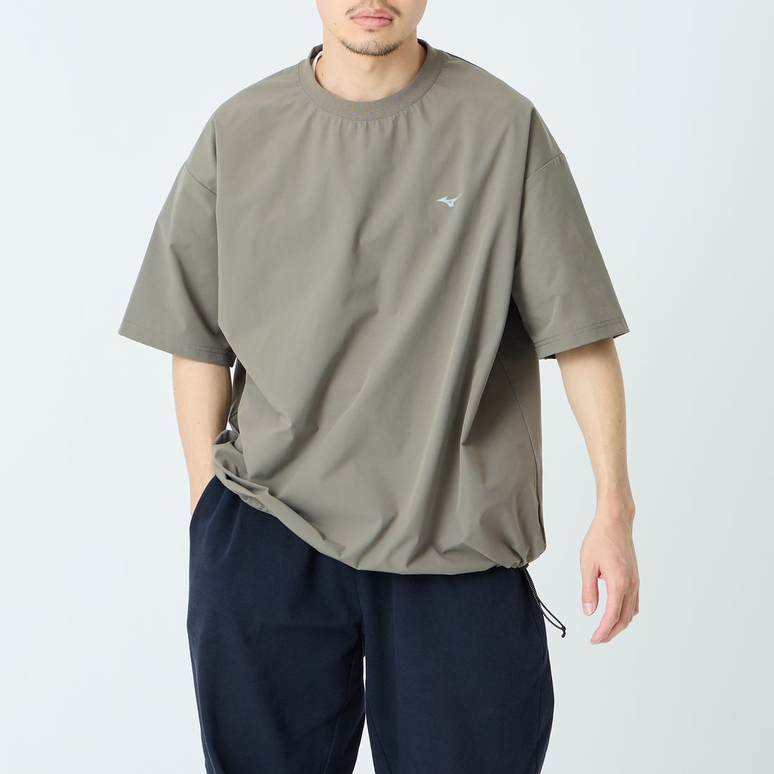 MIZUNO [ミズノ] 別注 4WAYストレッチ バックプリントTシャツ [D2JADW04-JF] CHARCOAL &&モデル身長：168cm 着用サイズ：L&&