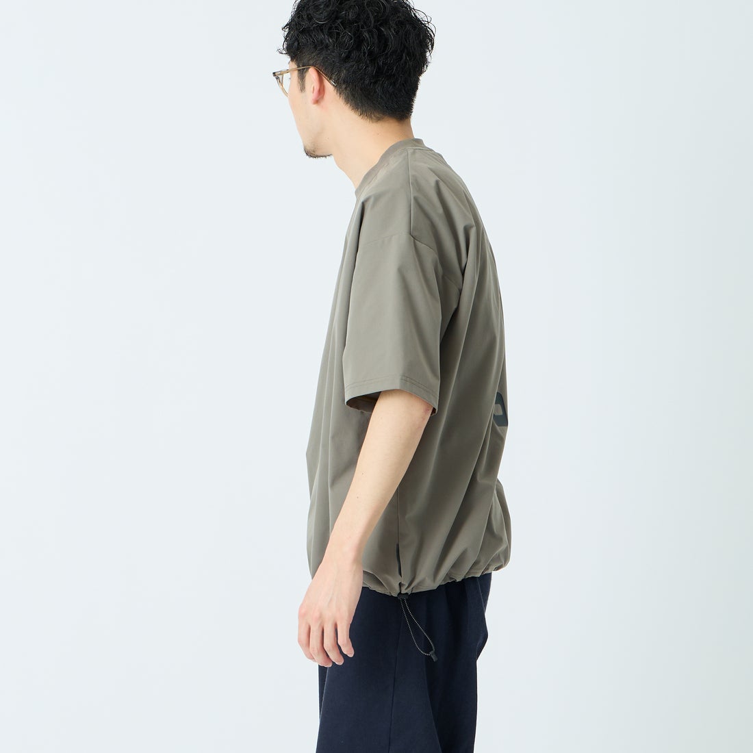 MIZUNO [ミズノ] 別注 4WAYストレッチ バックプリントTシャツ [D2JADW04-JF] CHARCOAL &&モデル身長：168cm 着用サイズ：L&&