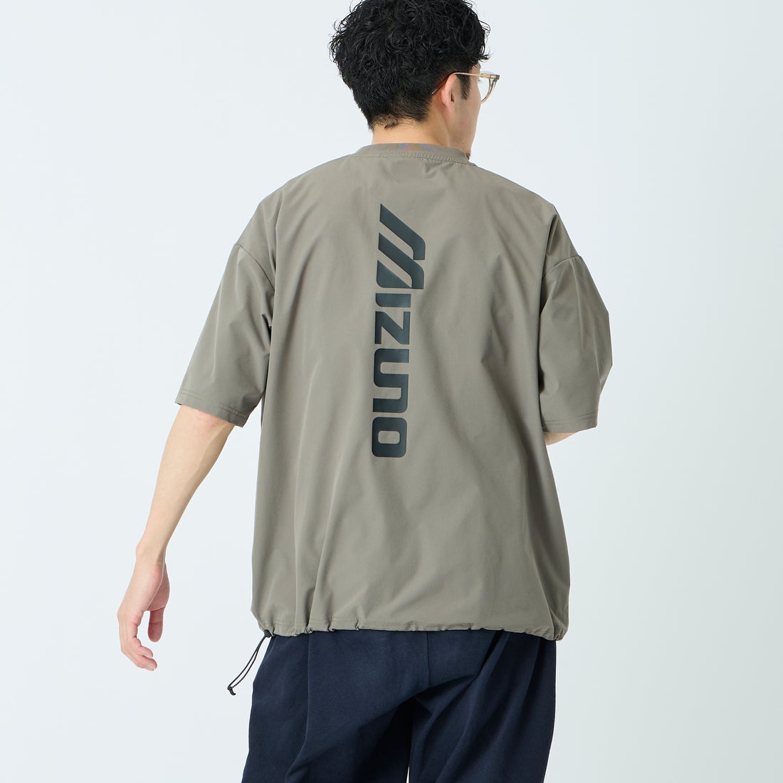 MIZUNO [ミズノ] 別注 4WAYストレッチ バックプリントTシャツ [D2JADW04-JF] CHARCOAL &&モデル身長：168cm 着用サイズ：L&&
