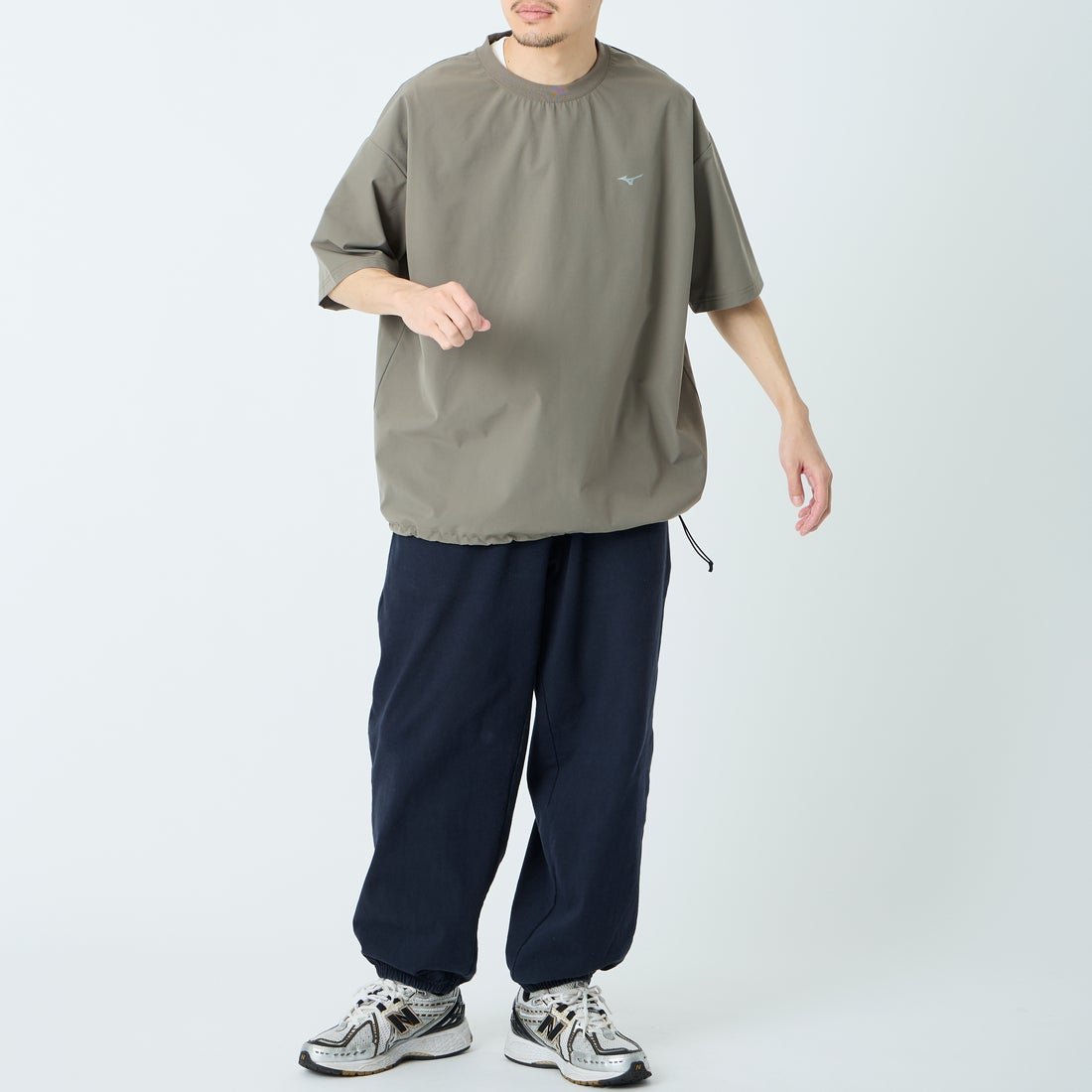 MIZUNO [ミズノ] 別注 4WAYストレッチ バックプリントTシャツ [D2JADW04-JF] CHARCOAL &&モデル身長：168cm 着用サイズ：L&&