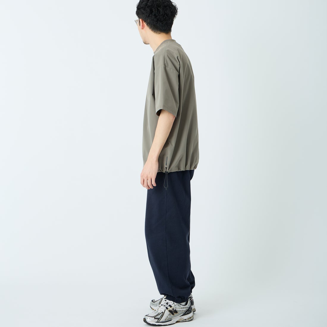 MIZUNO [ミズノ] 別注 4WAYストレッチ バックプリントTシャツ [D2JADW04-JF] CHARCOAL &&モデル身長：168cm 着用サイズ：L&&