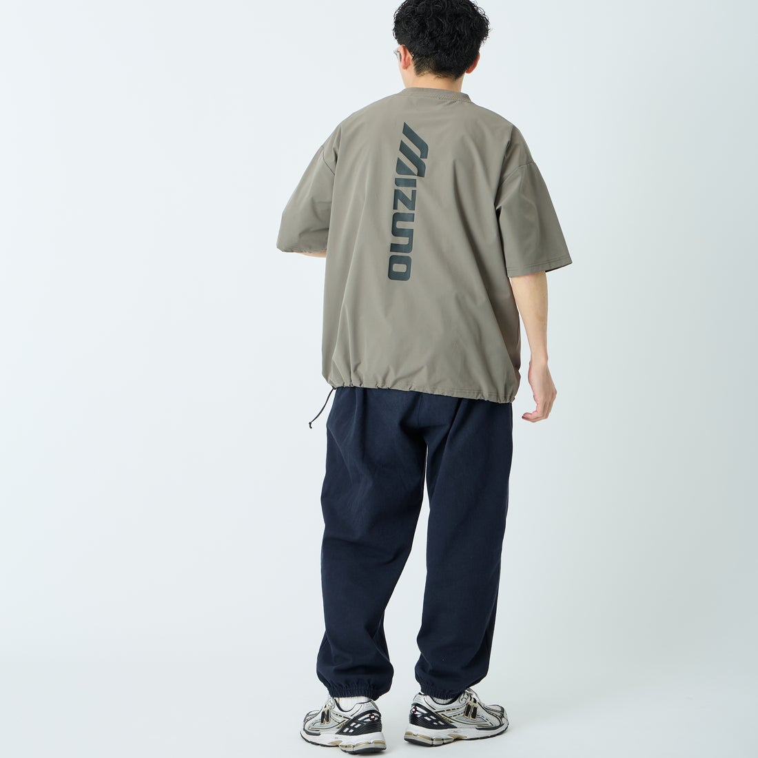 MIZUNO [ミズノ] 別注 4WAYストレッチ バックプリントTシャツ [D2JADW04-JF] CHARCOAL &&モデル身長：168cm 着用サイズ：L&&