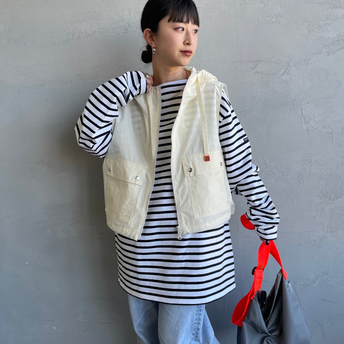 UNIVERSAL OVERALL [ユニバーサルオーバーオール] 別注 ショート丈 フード付きワークベスト [U2612460IN-JF] IVORY &&モデル身長：150cm 着用サイズ：F&&