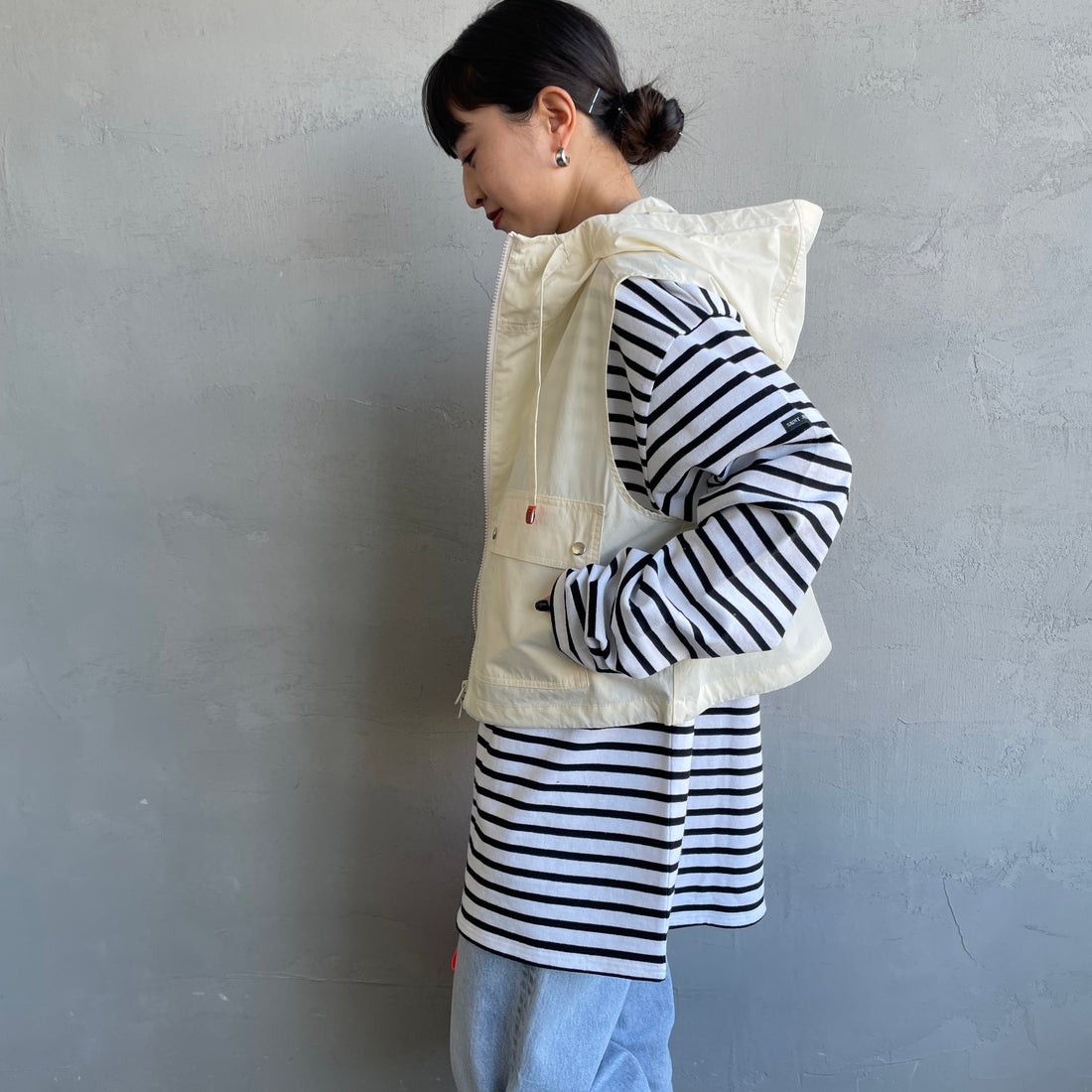 UNIVERSAL OVERALL [ユニバーサルオーバーオール] 別注 ショート丈 フード付きワークベスト [U2612460IN-JF] IVORY &&モデル身長：150cm 着用サイズ：F&&