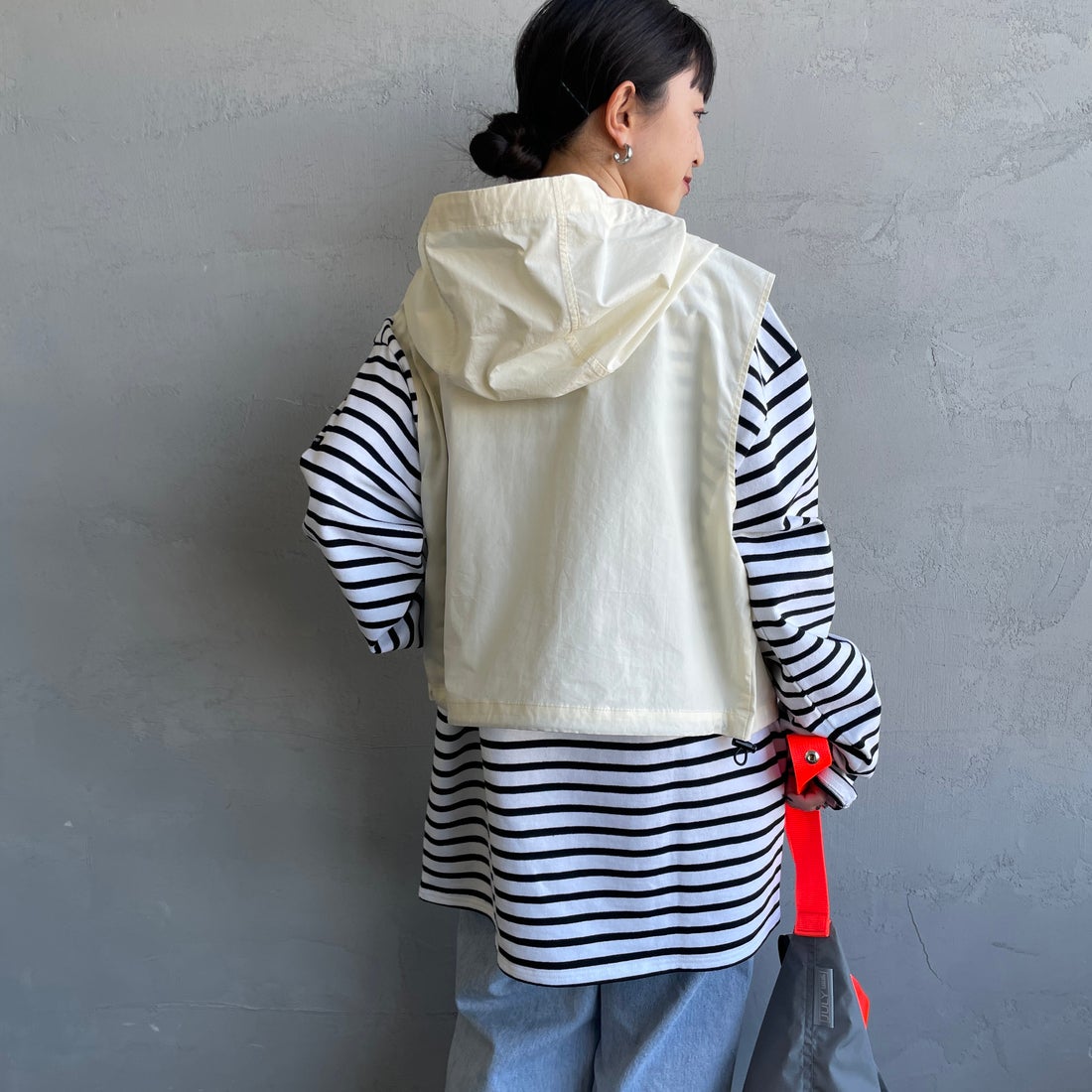 UNIVERSAL OVERALL [ユニバーサルオーバーオール] 別注 ショート丈 フード付きワークベスト [U2612460IN-JF] IVORY &&モデル身長：150cm 着用サイズ：F&&