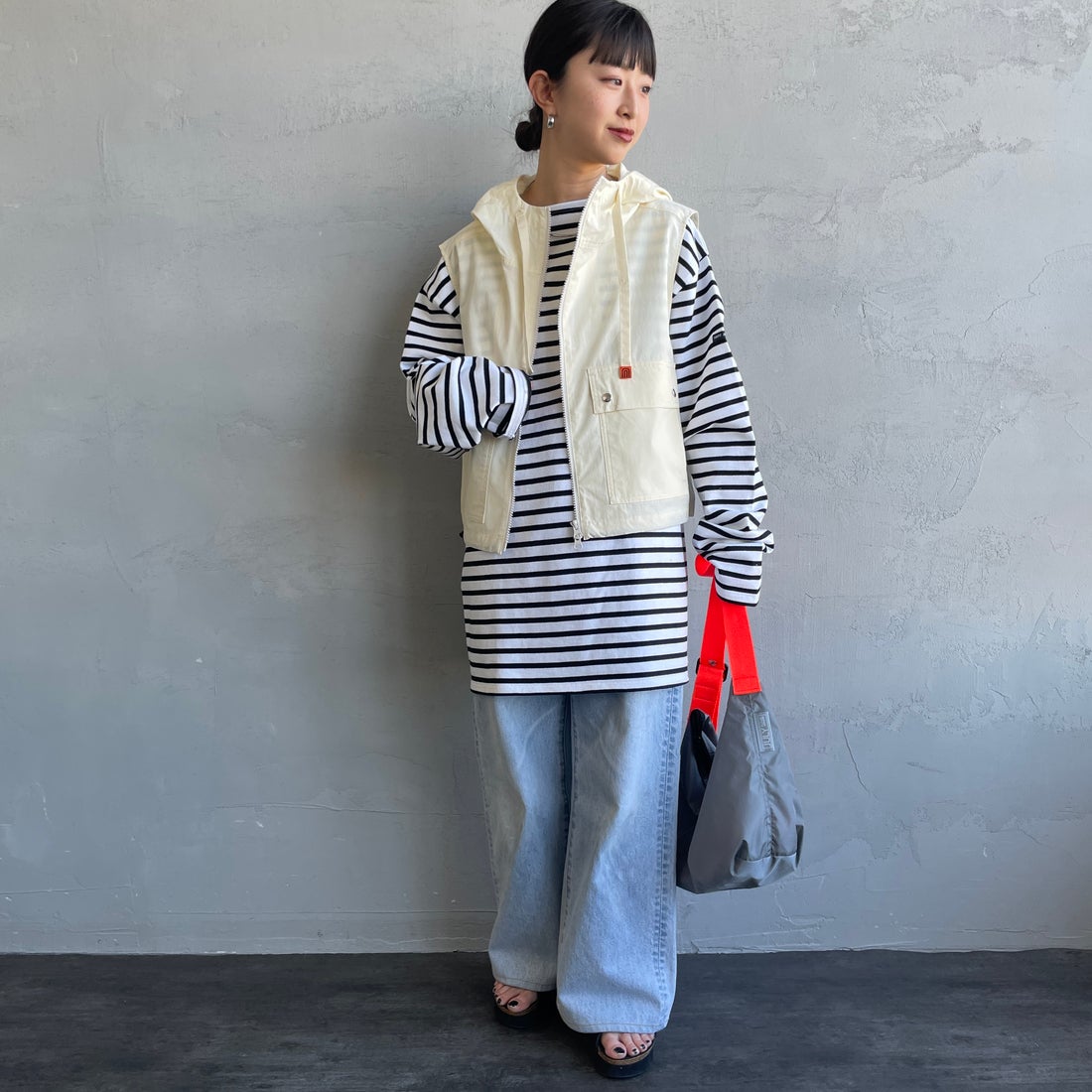 UNIVERSAL OVERALL [ユニバーサルオーバーオール] 別注 ショート丈 フード付きワークベスト [U2612460IN-JF] IVORY &&モデル身長：150cm 着用サイズ：F&&