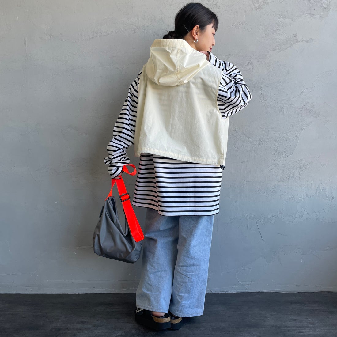 UNIVERSAL OVERALL [ユニバーサルオーバーオール] 別注 ショート丈 フード付きワークベスト [U2612460IN-JF] IVORY &&モデル身長：150cm 着用サイズ：F&&