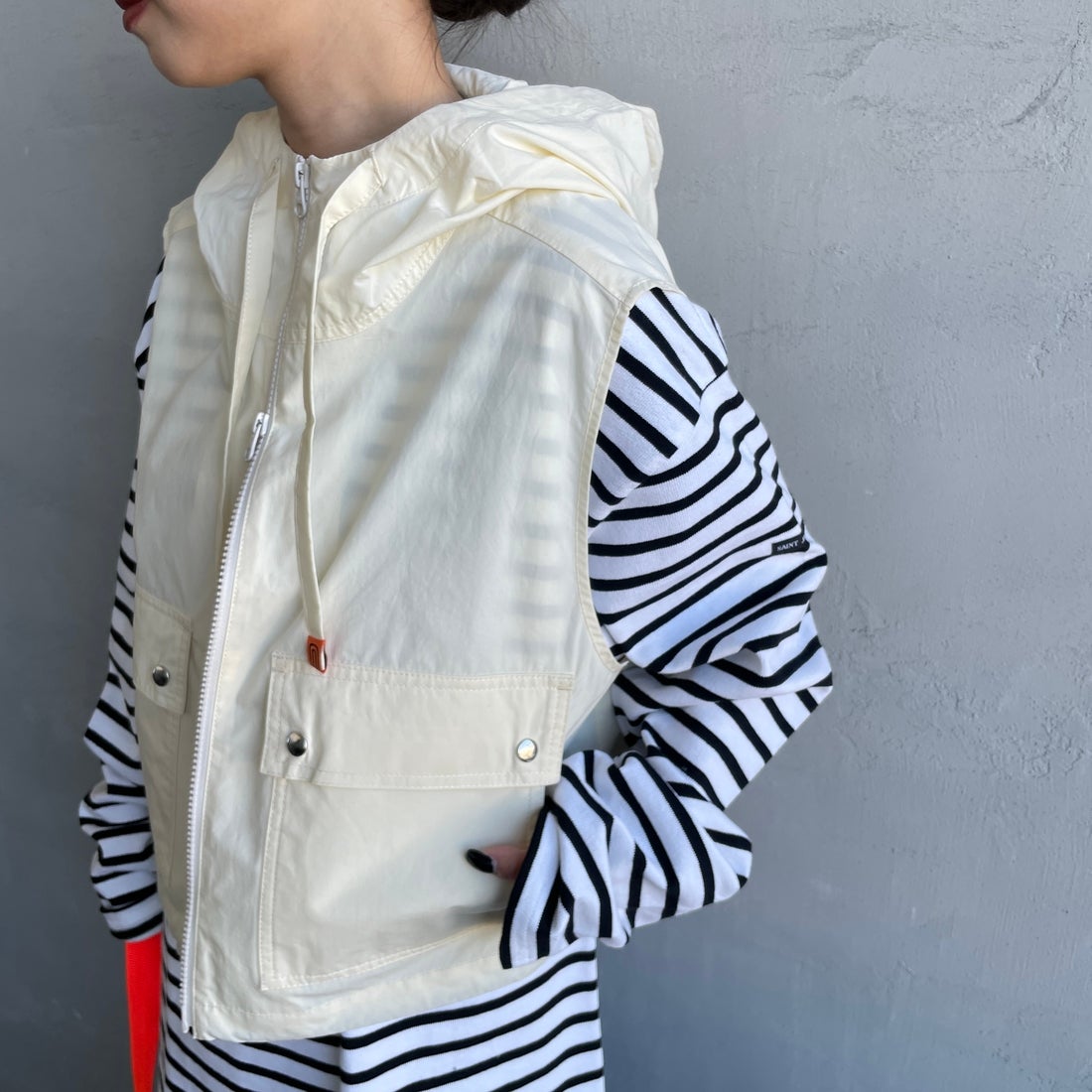 UNIVERSAL OVERALL [ユニバーサルオーバーオール] 別注 ショート丈 フード付きワークベスト [U2612460IN-JF] IVORY &&モデル身長：150cm 着用サイズ：F&&