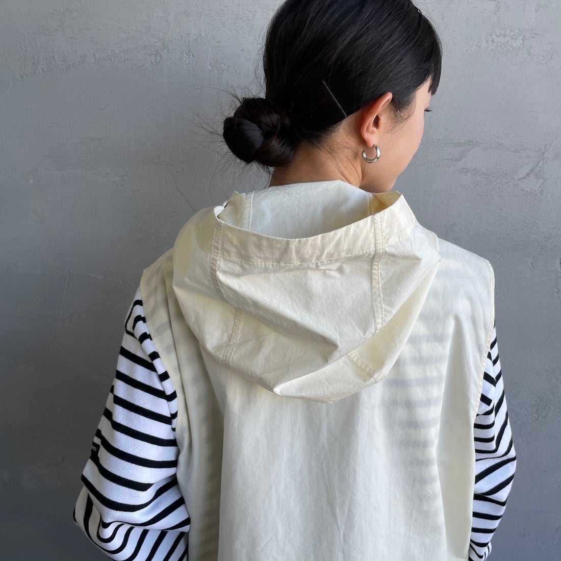 UNIVERSAL OVERALL [ユニバーサルオーバーオール] 別注 ショート丈 フード付きワークベスト [U2612460IN-JF] IVORY &&モデル身長：150cm 着用サイズ：F&&