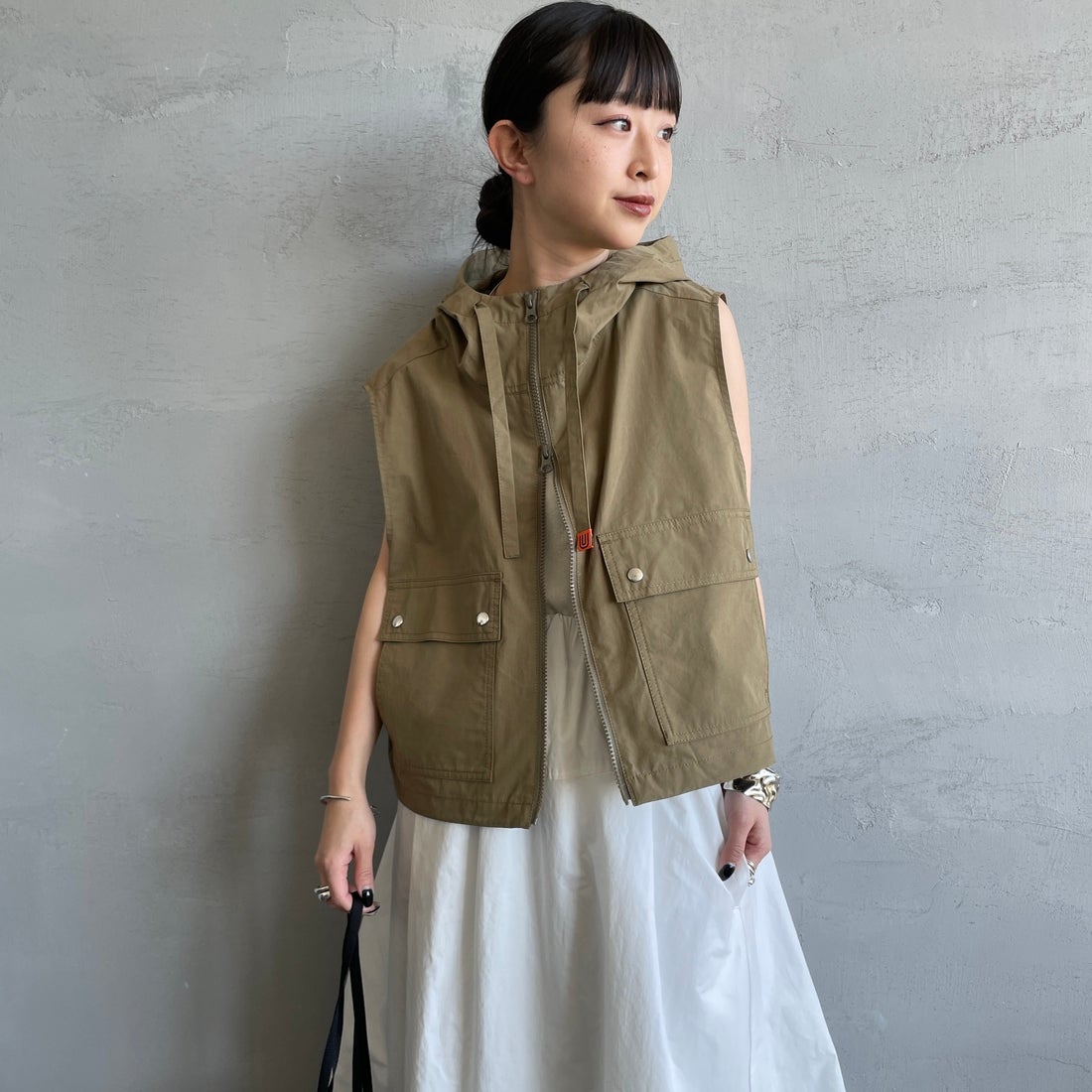 UNIVERSAL OVERALL [ユニバーサルオーバーオール] 別注 ショート丈 フード付きワークベスト [U2612460IN-JF] OLIVE &&モデル身長：150cm 着用サイズ：F&&