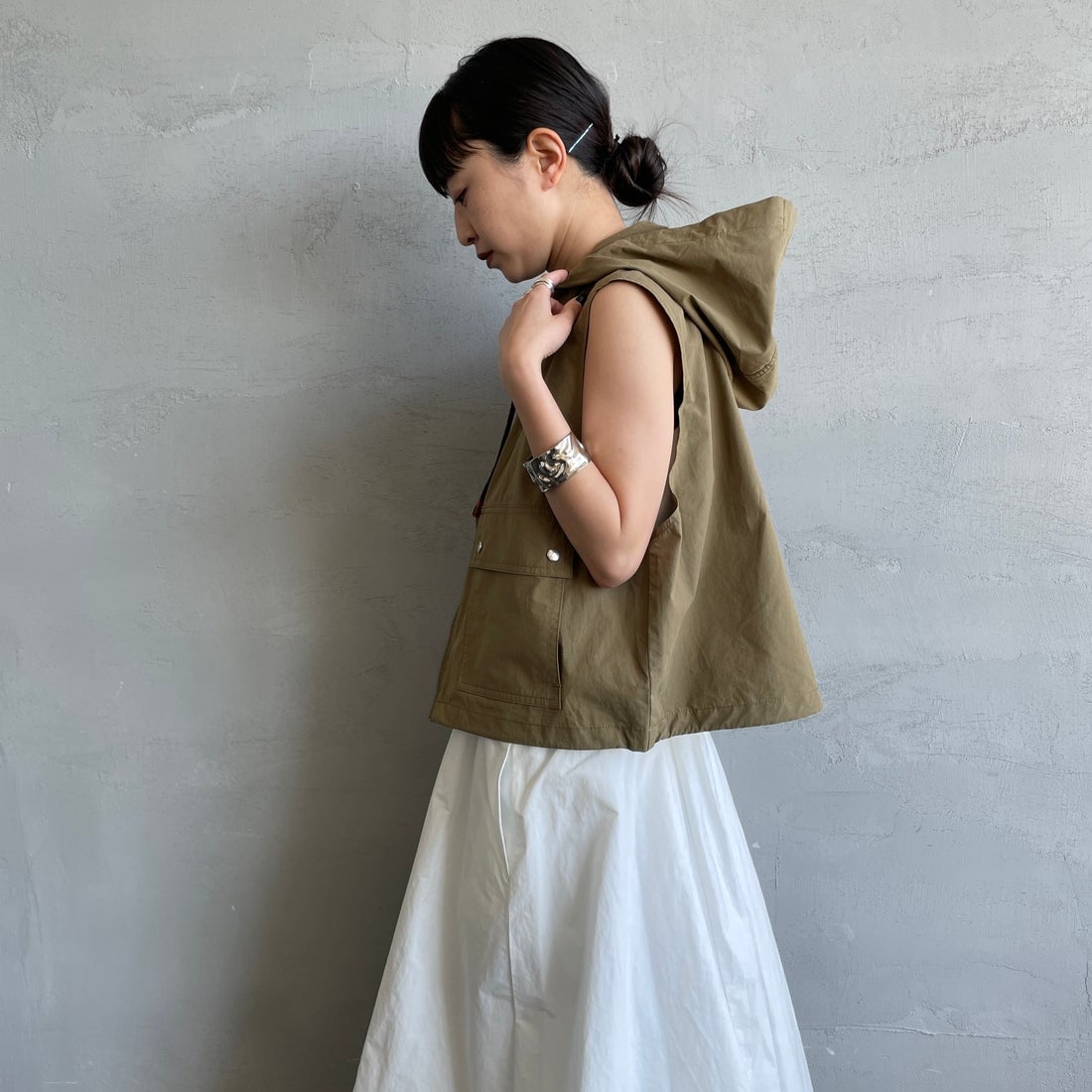 UNIVERSAL OVERALL [ユニバーサルオーバーオール] 別注 ショート丈 フード付きワークベスト [U2612460IN-JF] OLIVE &&モデル身長：150cm 着用サイズ：F&&