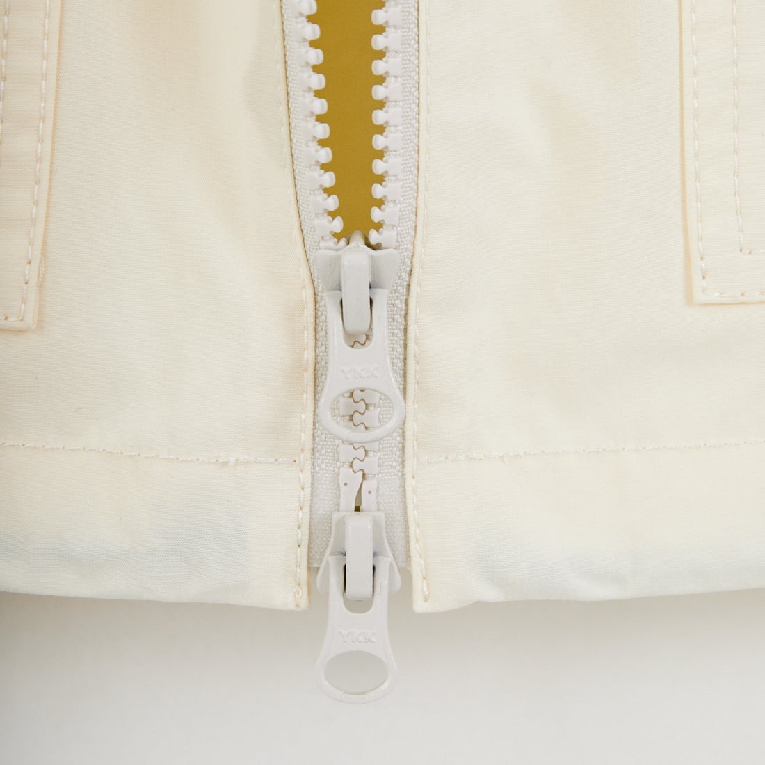 UNIVERSAL OVERALL [ユニバーサルオーバーオール] 別注 ショート丈 フード付きワークベスト [U2612460IN-JF] IVORY