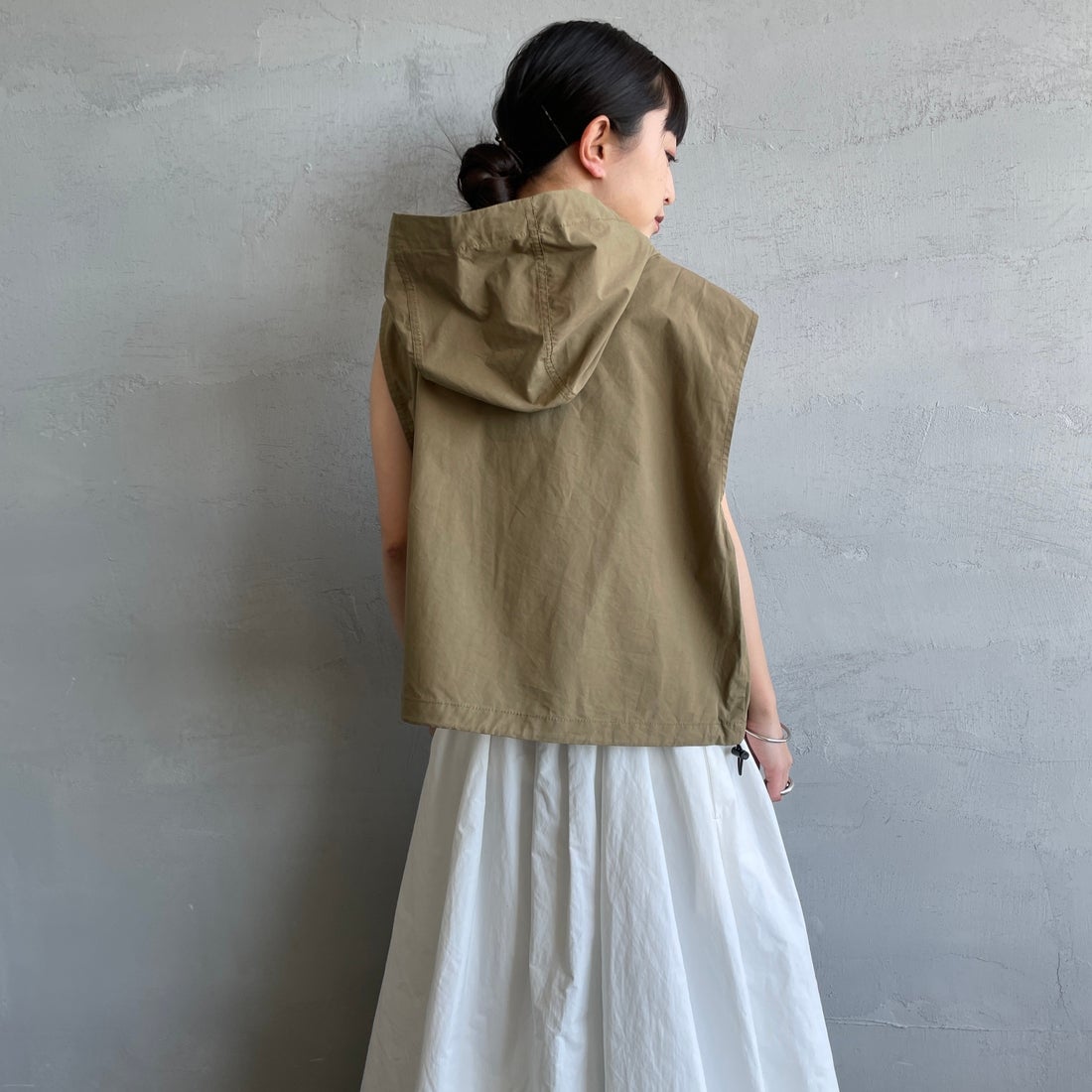 UNIVERSAL OVERALL [ユニバーサルオーバーオール] 別注 ショート丈 フード付きワークベスト [U2612460IN-JF] OLIVE &&モデル身長：150cm 着用サイズ：F&&