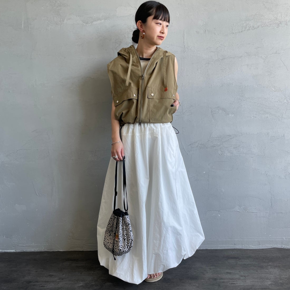 UNIVERSAL OVERALL [ユニバーサルオーバーオール] 別注 ショート丈 フード付きワークベスト [U2612460IN-JF] OLIVE &&モデル身長：150cm 着用サイズ：F&&