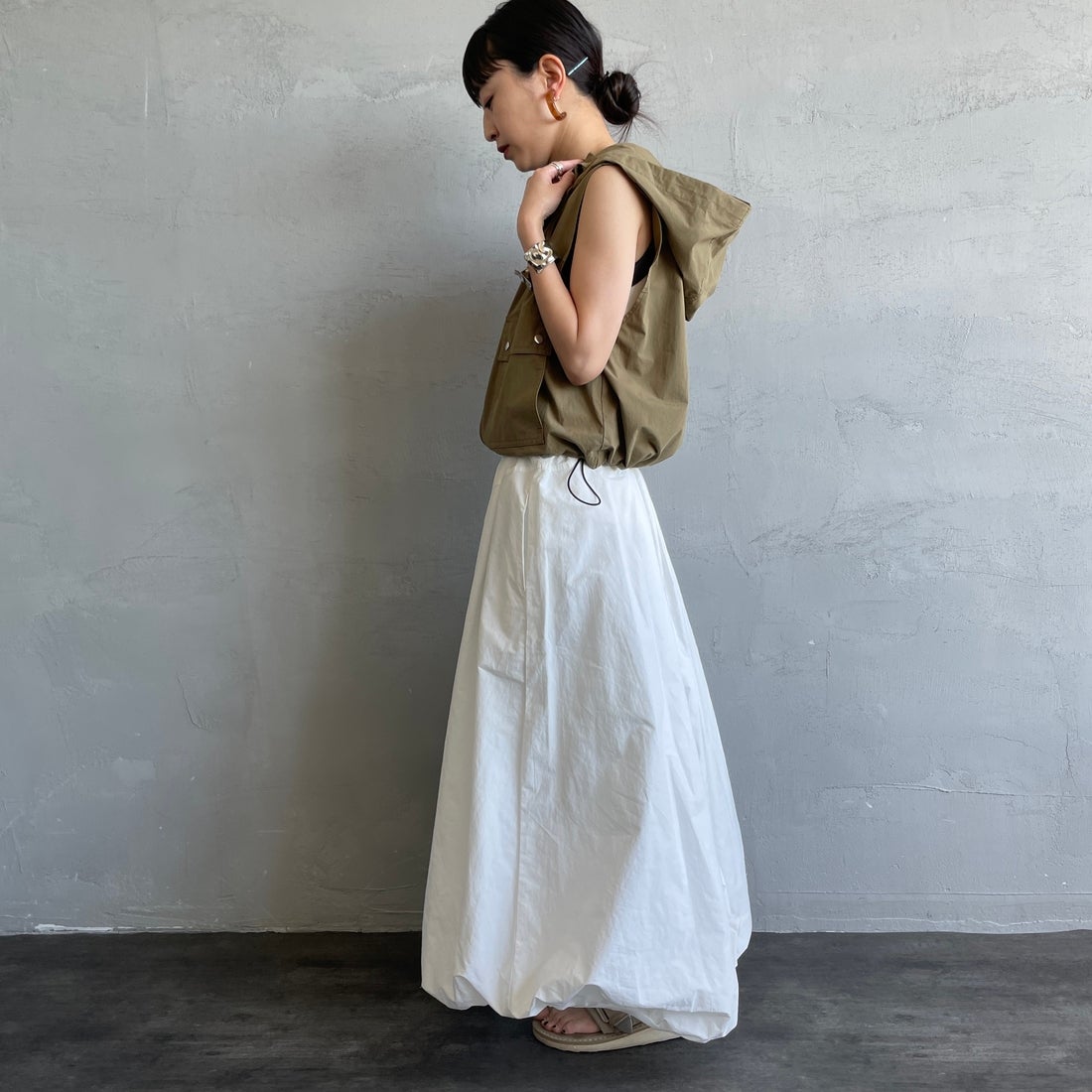 UNIVERSAL OVERALL [ユニバーサルオーバーオール] 別注 ショート丈 フード付きワークベスト [U2612460IN-JF] OLIVE &&モデル身長：150cm 着用サイズ：F&&