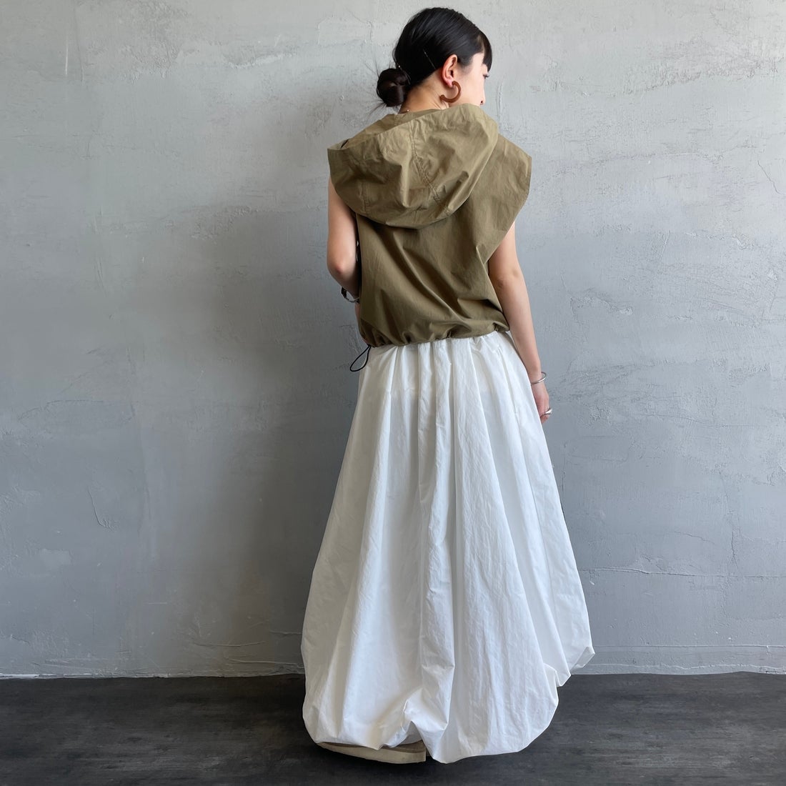 UNIVERSAL OVERALL [ユニバーサルオーバーオール] 別注 ショート丈 フード付きワークベスト [U2612460IN-JF] OLIVE &&モデル身長：150cm 着用サイズ：F&&